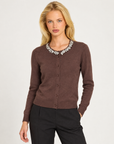 Cardigan donna marrone con collo gioiello e bottoni, Polly 7 - dettaglio dello scollo