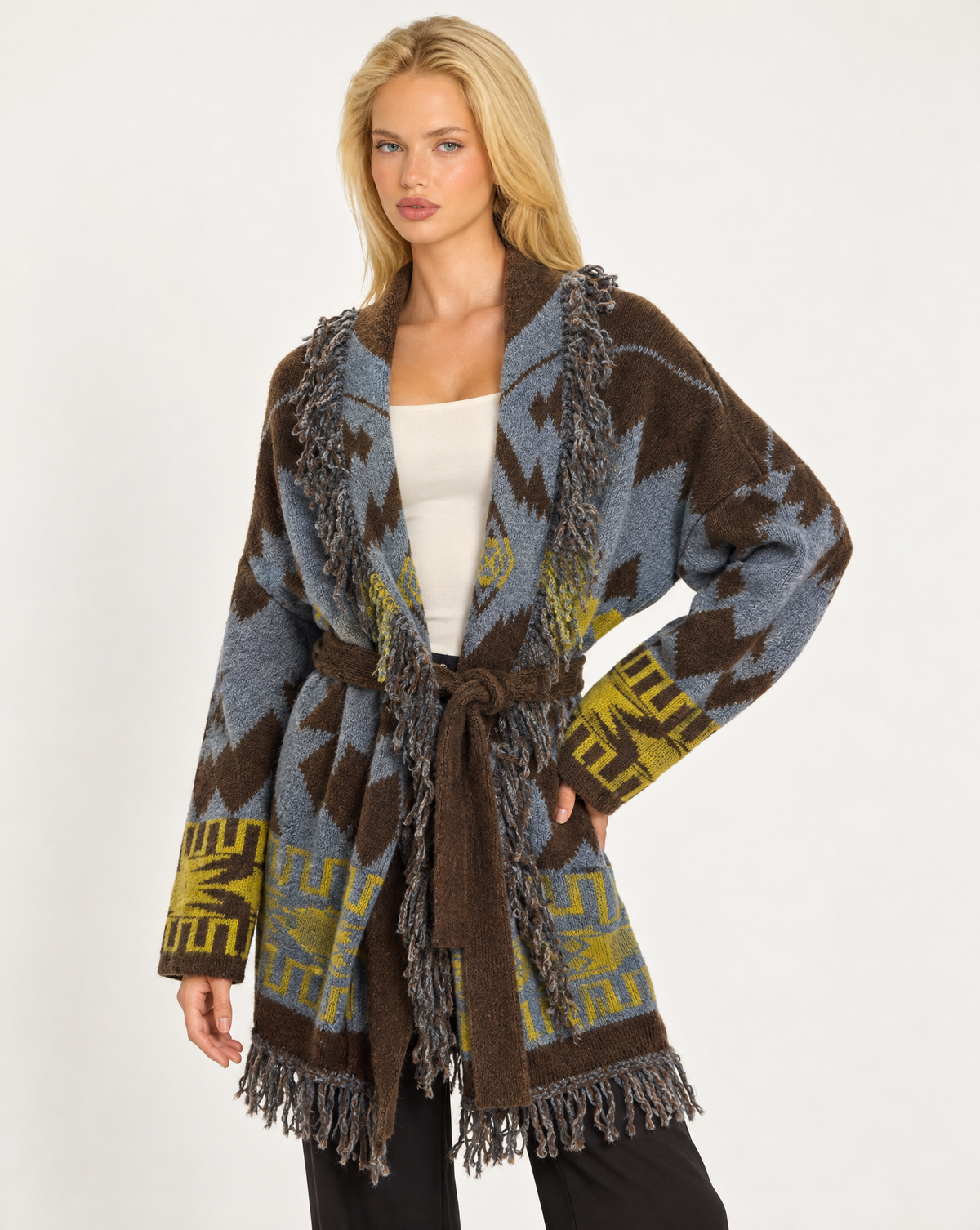 Cardigan donna fantasia geometrica con frange e cintura Blu, indossato da Polly 7 - dettaglio parte superiore