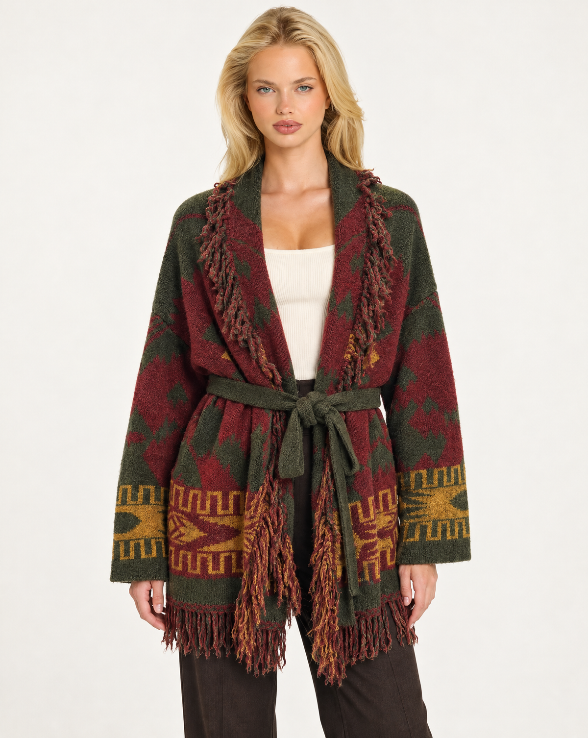 Cardigan donna fantasia geometrica con frange e cintura Bordeaux, indossato da Polly 7 - vista frontale