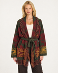 Cardigan donna fantasia geometrica con frange e cintura Bordeaux, indossato da Polly 7 - vista frontale