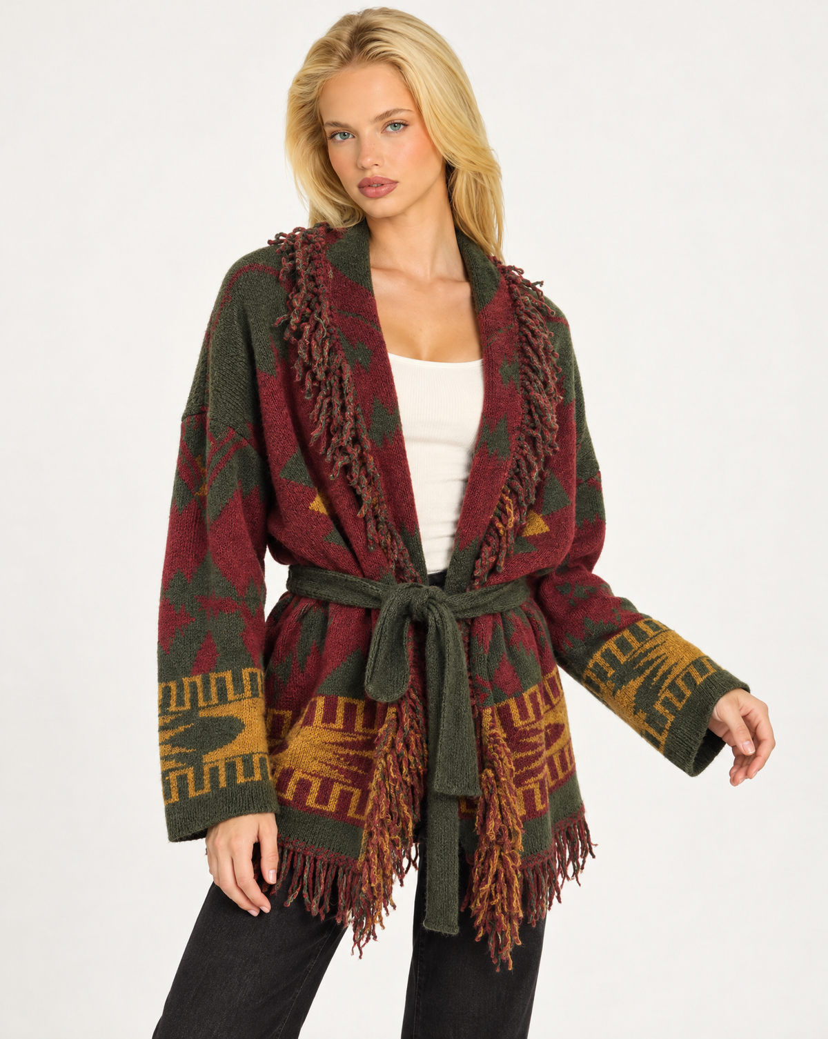 Cardigan donna fantasia geometrica con frange e cintura Bordeaux, indossato da Polly 7 - dettaglio parte superiore