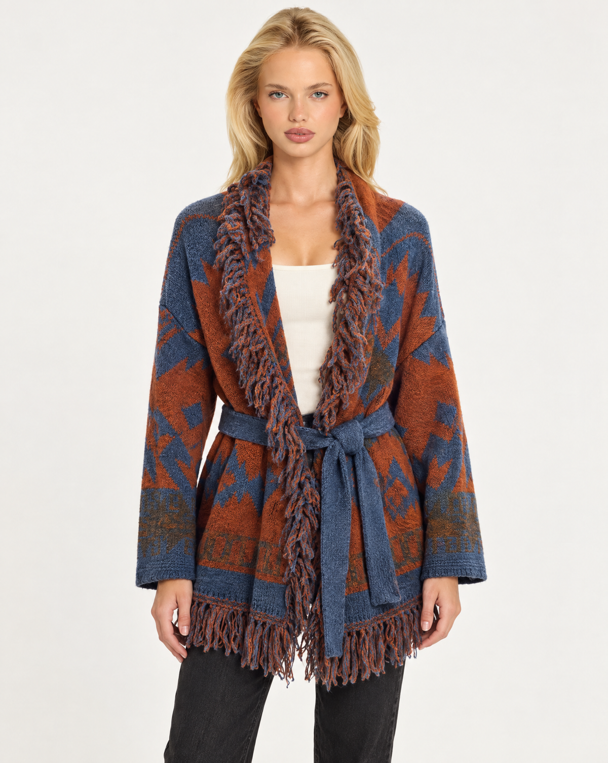 Cardigan donna fantasia geometrica con frange e cintura Camel, indossato da Polly 7 - vista frontale