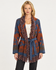 Cardigan donna fantasia geometrica con frange e cintura Camel, indossato da Polly 7 - vista frontale