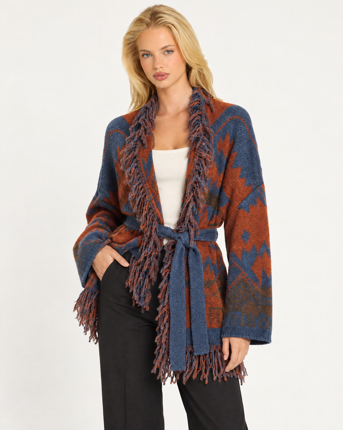 Cardigan donna fantasia geometrica con frange e cintura Camel, indossato da Polly 7 - dettaglio parte superiore