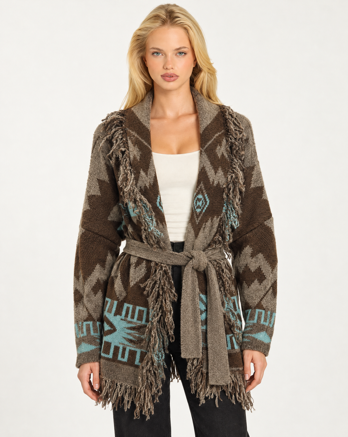 Cardigan donna fantasia geometrica con frange e cintura Marrone, indossato da Polly 7 - vista frontale