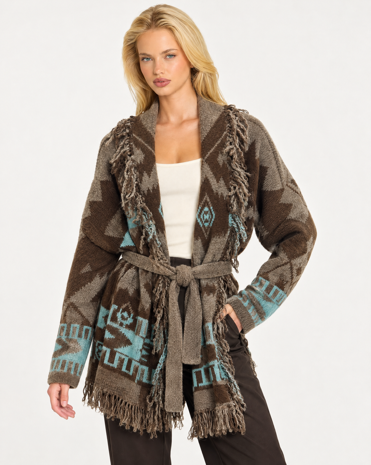 Cardigan donna fantasia geometrica con frange e cintura Marrone, indossato da Polly 7 - dettaglio parte superiore