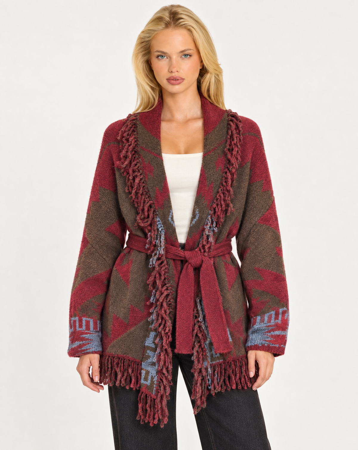 Cardigan donna fantasia geometrica con frange e cintura Verde militare, indossato da Polly 7 - vista frontale