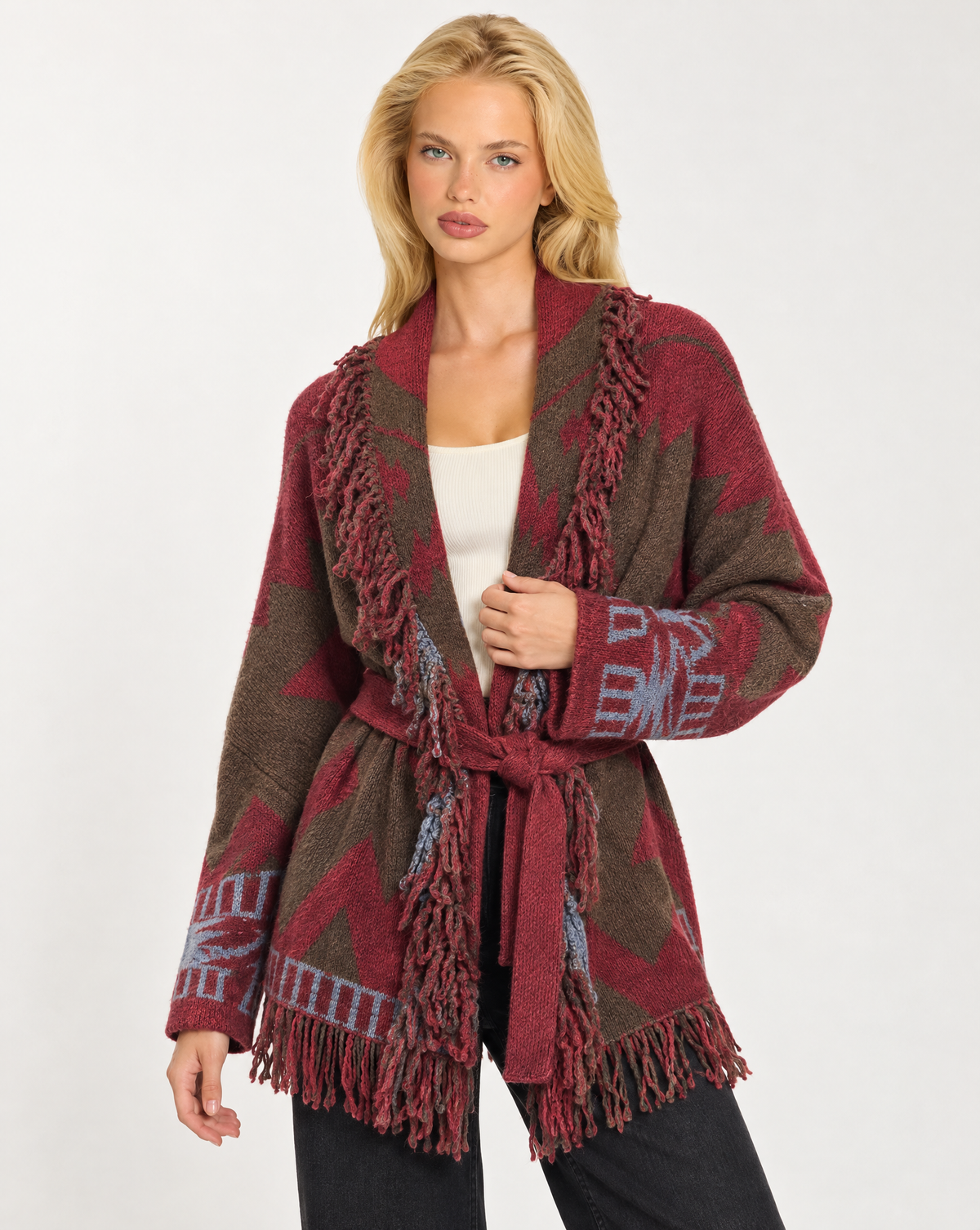 Cardigan donna fantasia geometrica con frange e cintura Verde militare, indossato da Polly 7 - dettaglio parte superiore