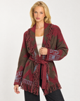 Cardigan donna fantasia geometrica con frange e cintura Verde militare, indossato da Polly 7 - dettaglio parte superiore