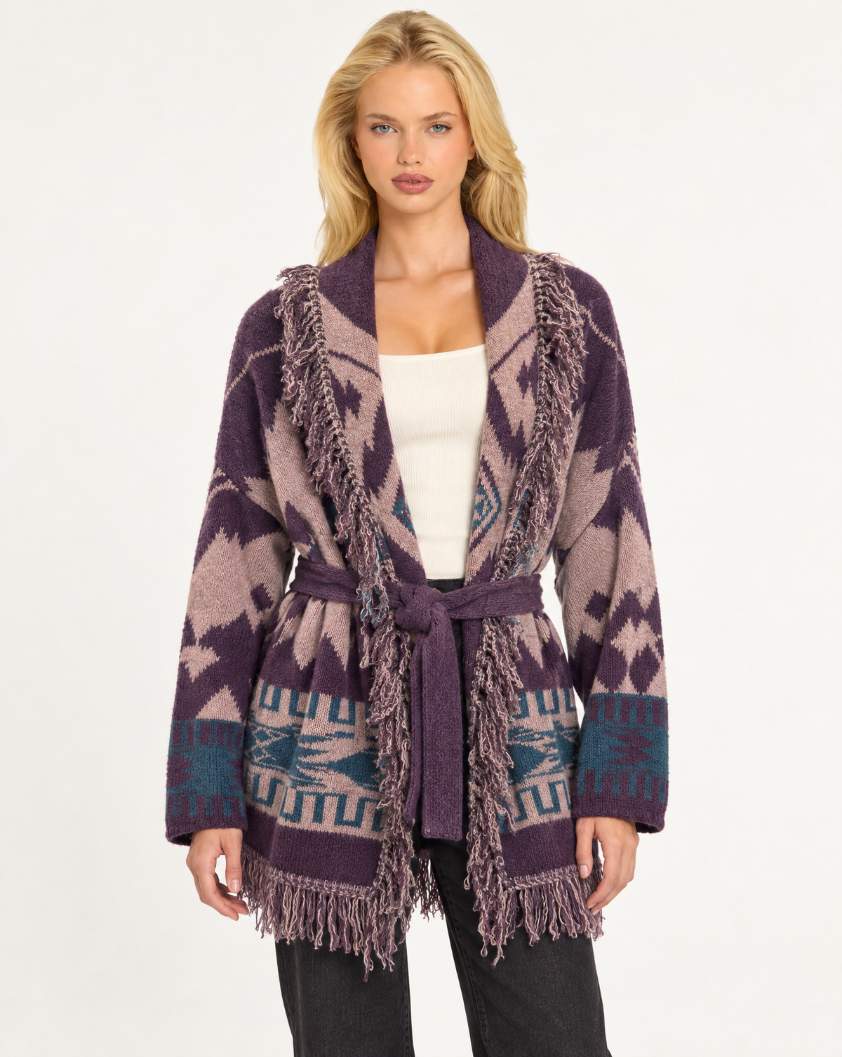 Cardigan donna fantasia geometrica con frange e cintura Viola, indossato da Polly 7 - vista frontale