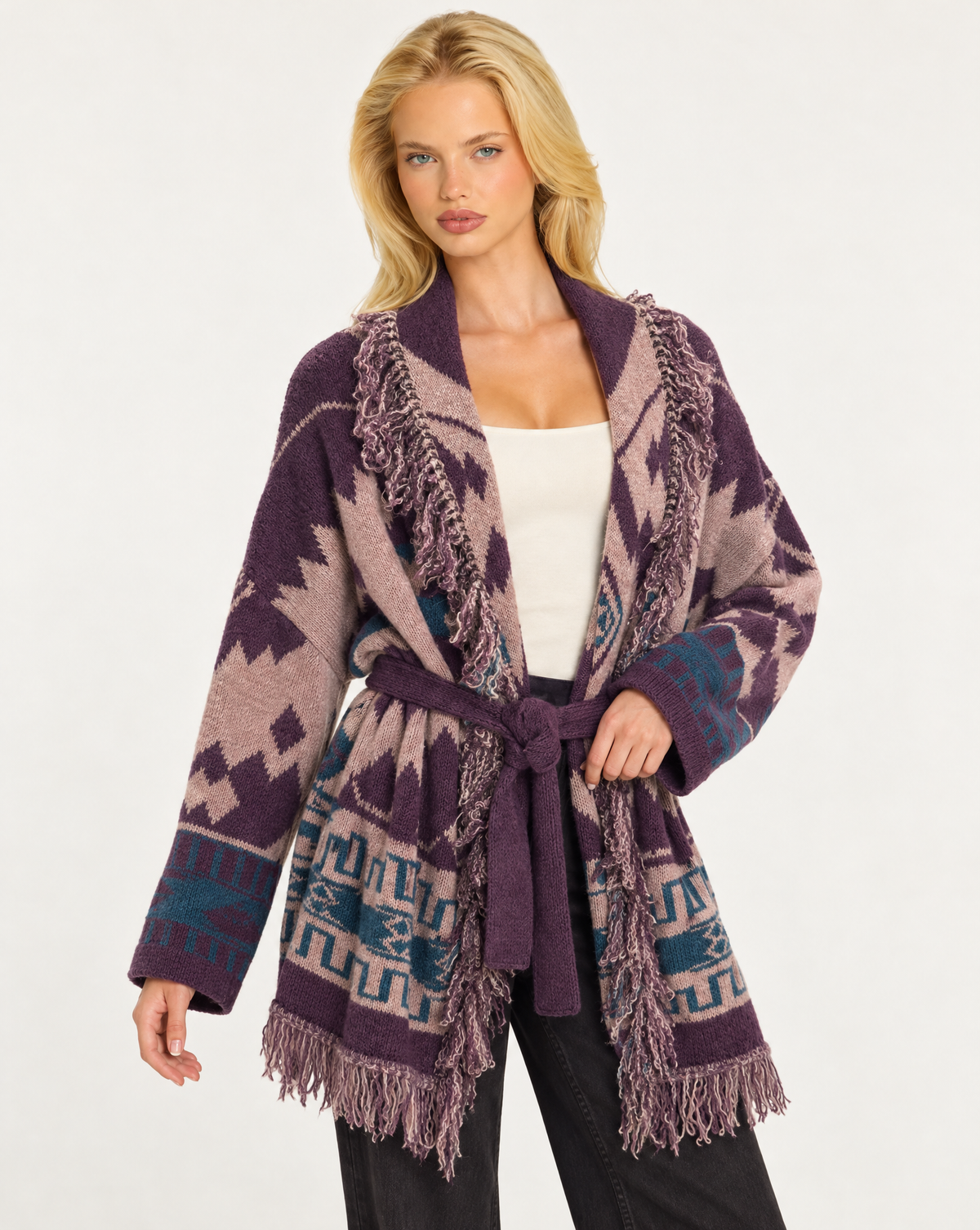 Cardigan donna fantasia geometrica con frange e cintura Viola, indossato da Polly 7 - dettaglio parte superiore