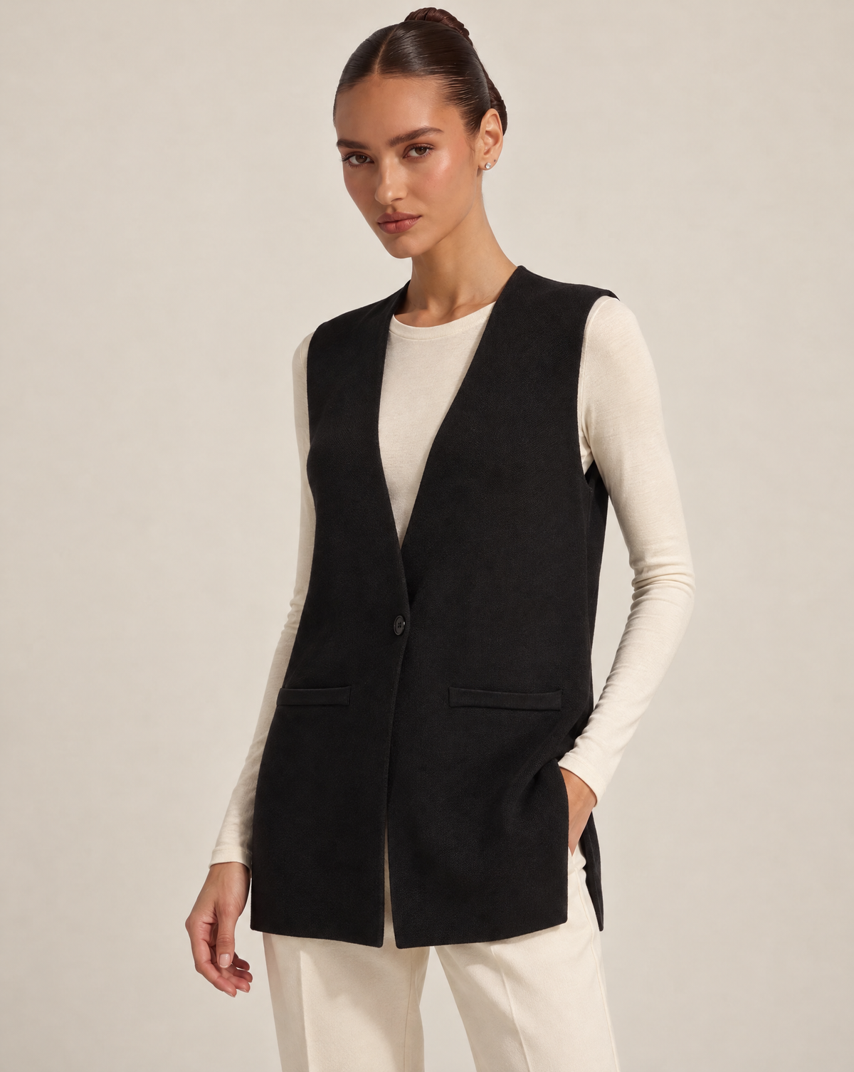 Cardigan donna nero senza maniche con scollo a V e tasche, indossato da Polly 6 – dettaglio