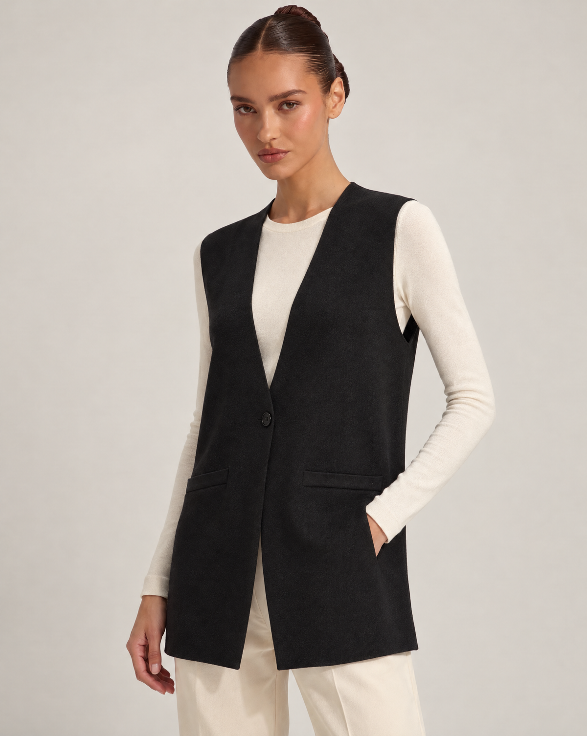Cardigan donna nero senza maniche con scollo a V e tasche, indossato da Polly 6 – tre-quarti