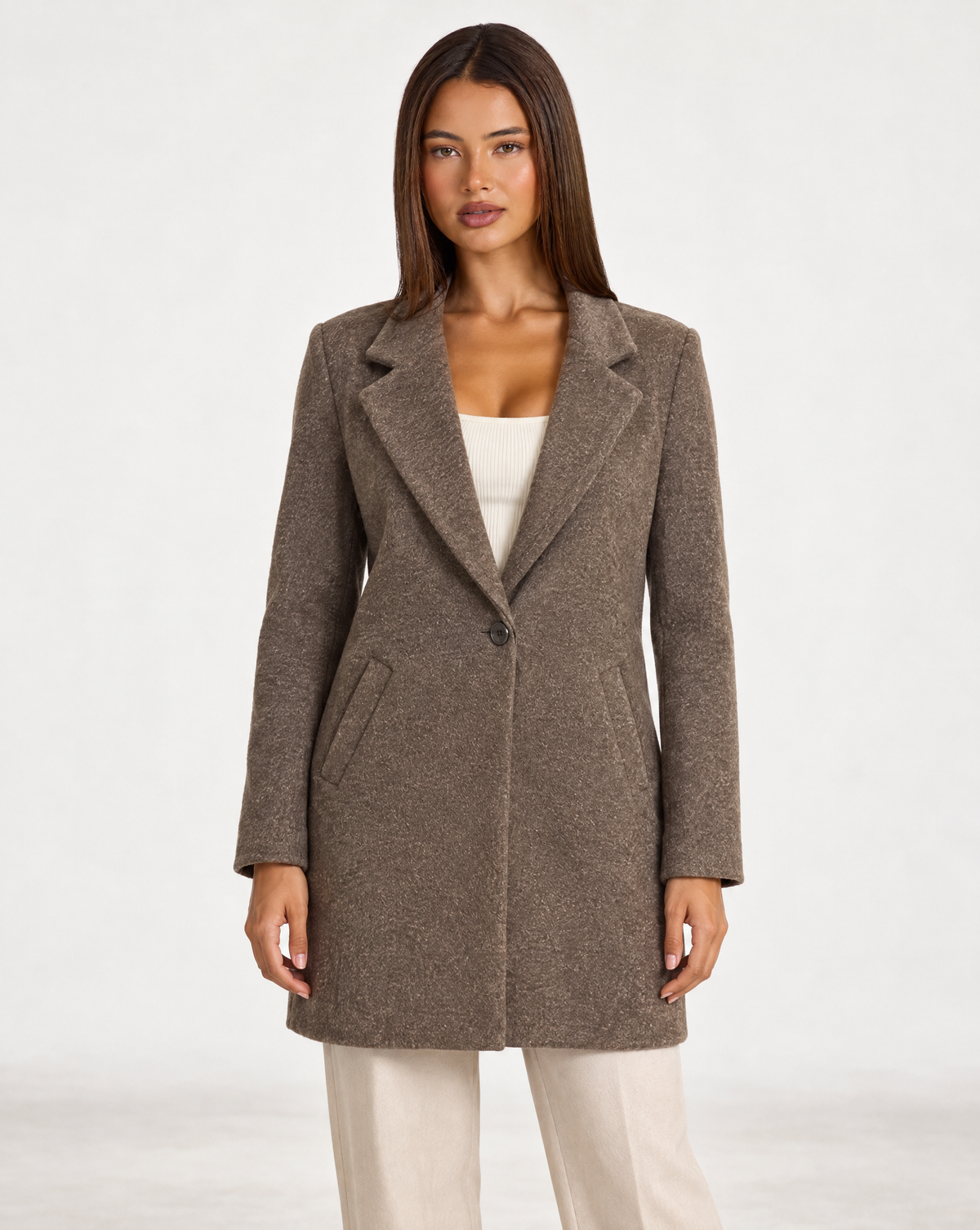 Cardigan donna marrone mélange con revers indossato da Polly 4 - frontale