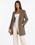 Cardigan donna marrone mélange con revers indossato da Polly 4 - tre-quarti