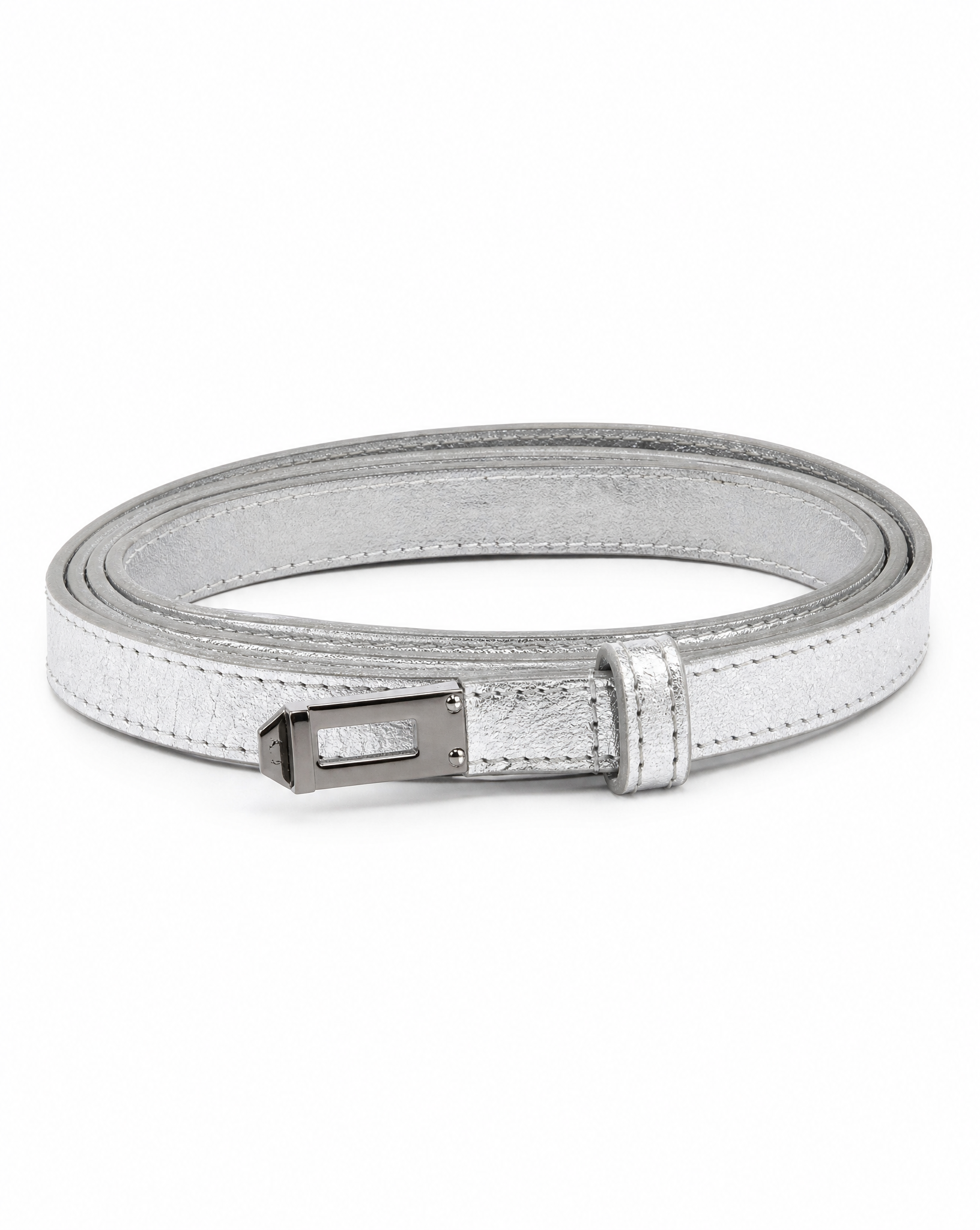Cintura donna in vera pelle color argento su sfondo bianco