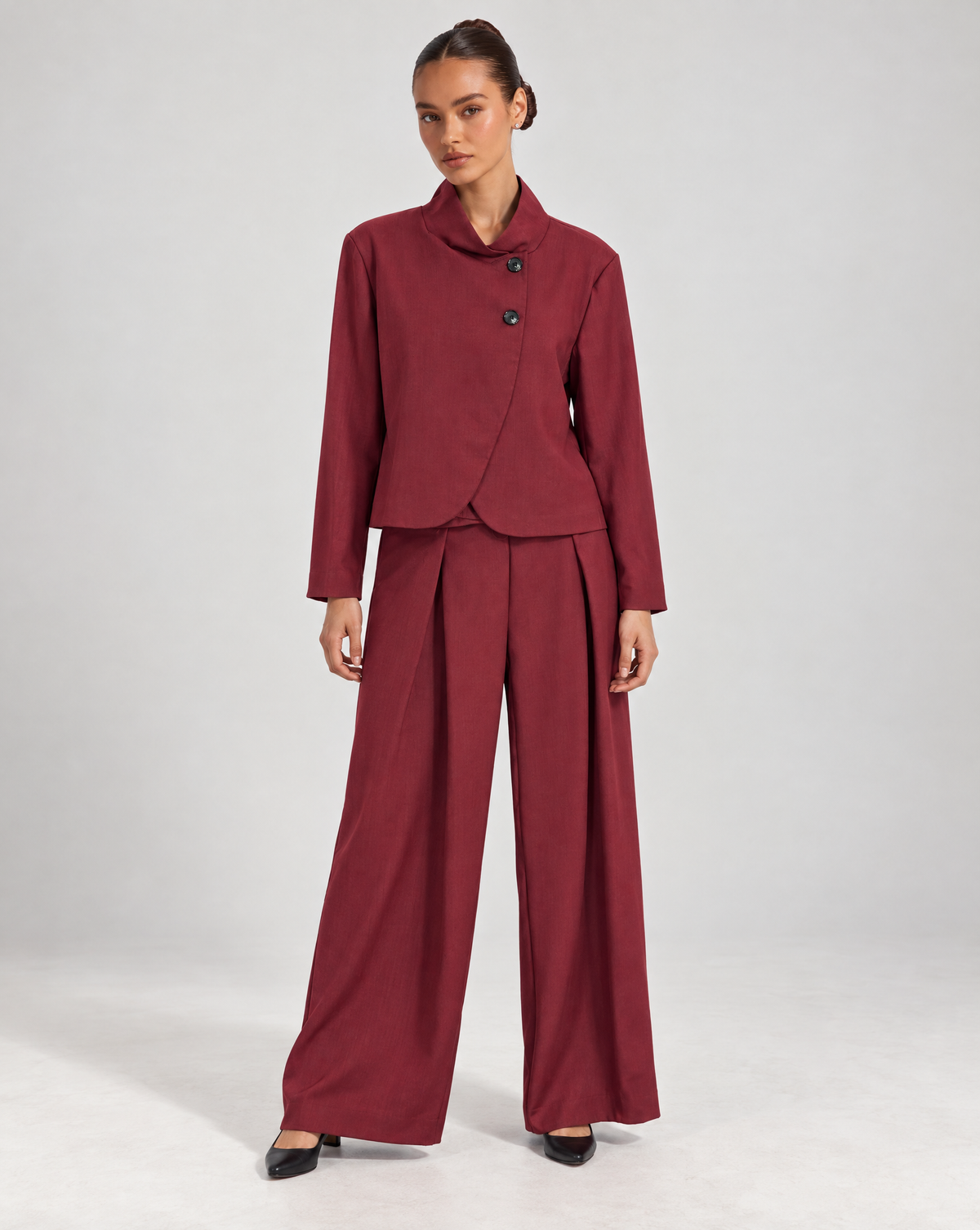 Completo donna con giacca a bottoni e pantaloni Bordeaux indossato da Polly 6 - vista frontale