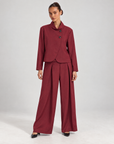 Completo donna con giacca a bottoni e pantaloni Bordeaux indossato da Polly 6 - vista frontale