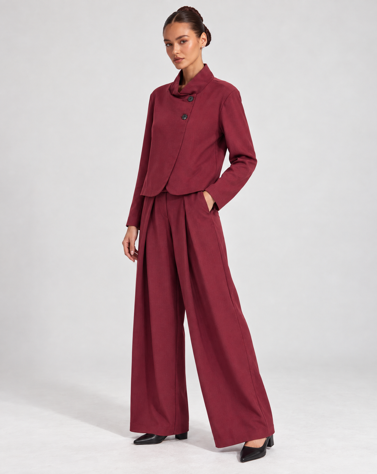 Completo donna con giacca a bottoni e pantaloni Bordeaux indossato da Polly 6 - vista tre quarti
