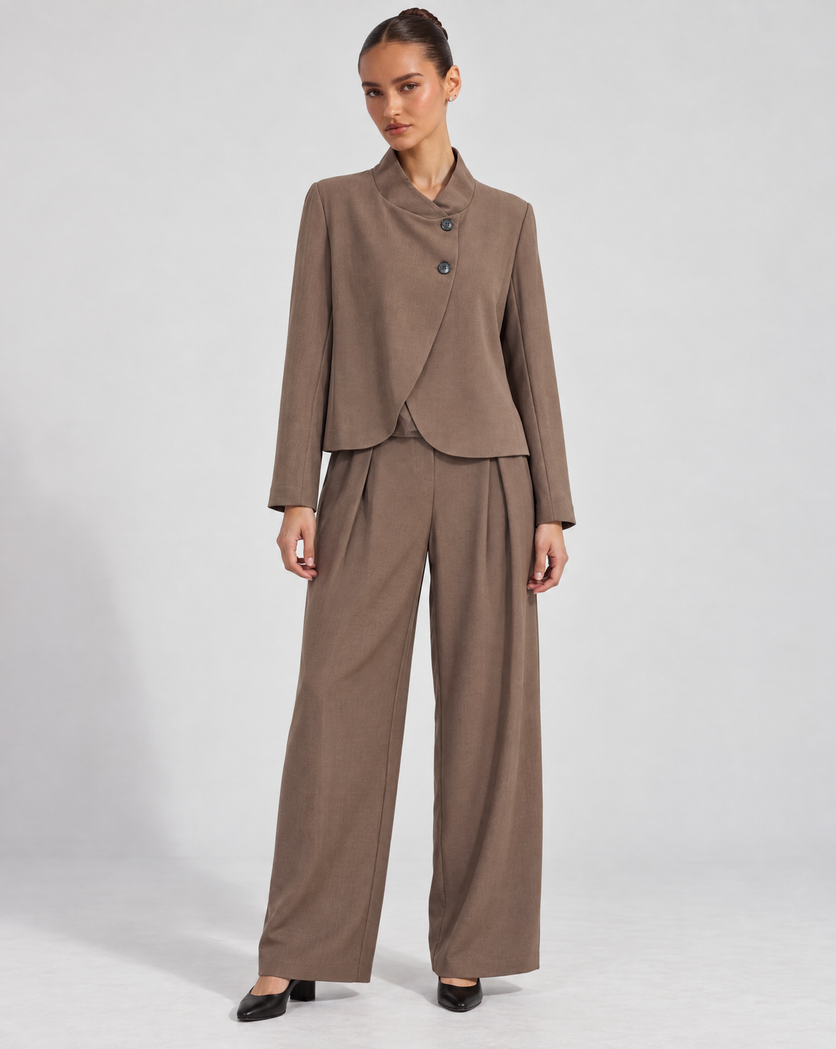 Completo donna con giacca a bottoni e pantaloni Marrone indossato da Polly 6 - vista frontale