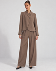 Completo donna con giacca a bottoni e pantaloni Marrone indossato da Polly 6 - vista frontale