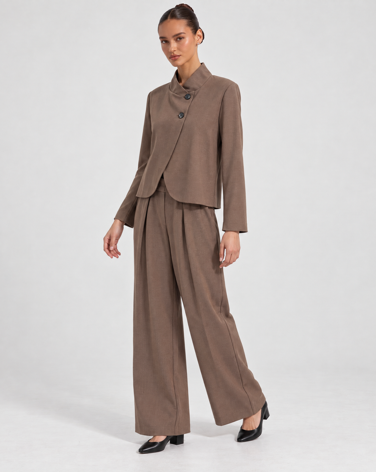Completo donna con giacca a bottoni e pantaloni Marrone indossato da Polly 6 - vista tre quarti