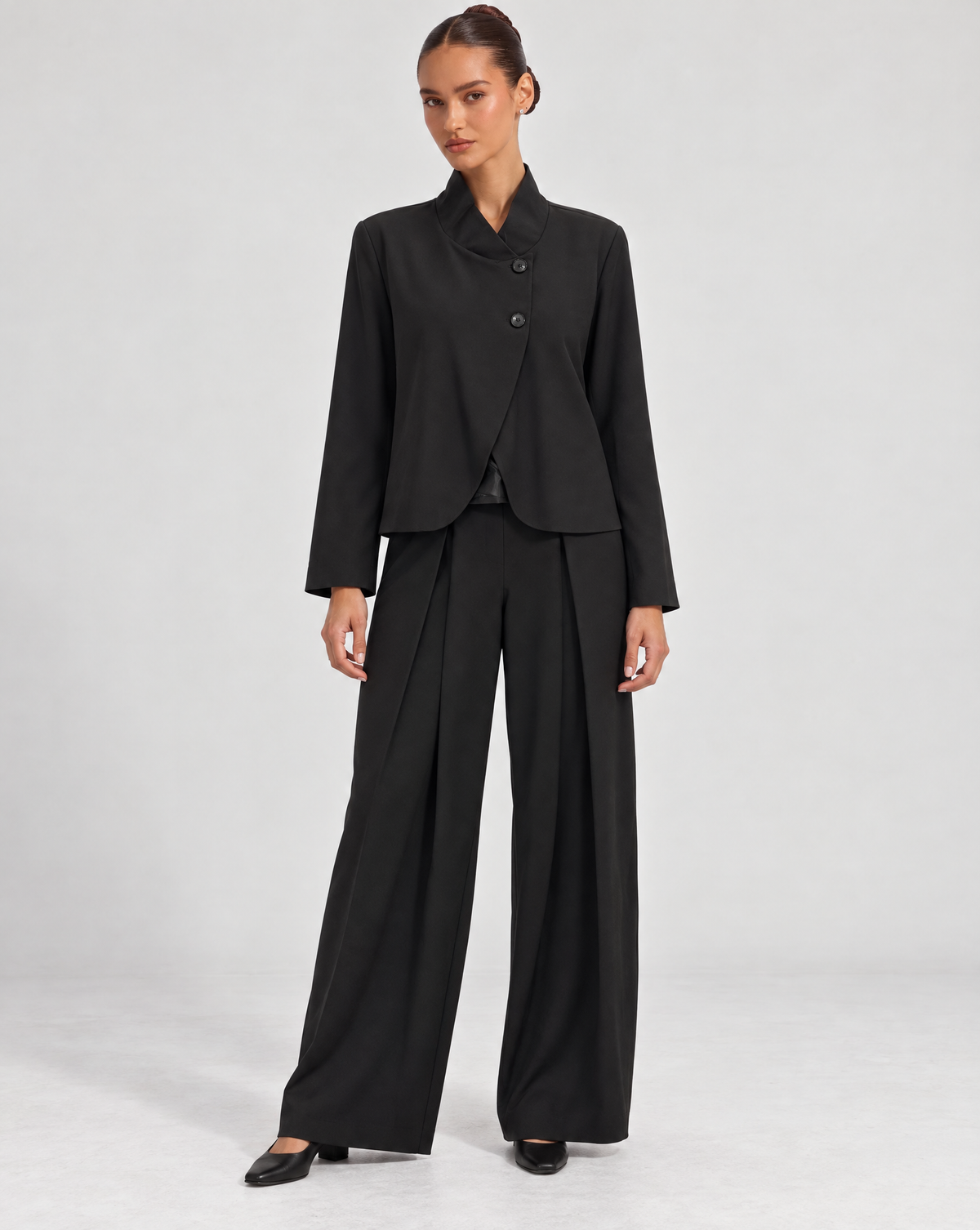 Completo donna con giacca a bottoni e pantaloni Nero indossato da Polly 6 - vista frontale