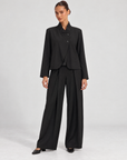 Completo donna con giacca a bottoni e pantaloni Nero indossato da Polly 6 - vista frontale