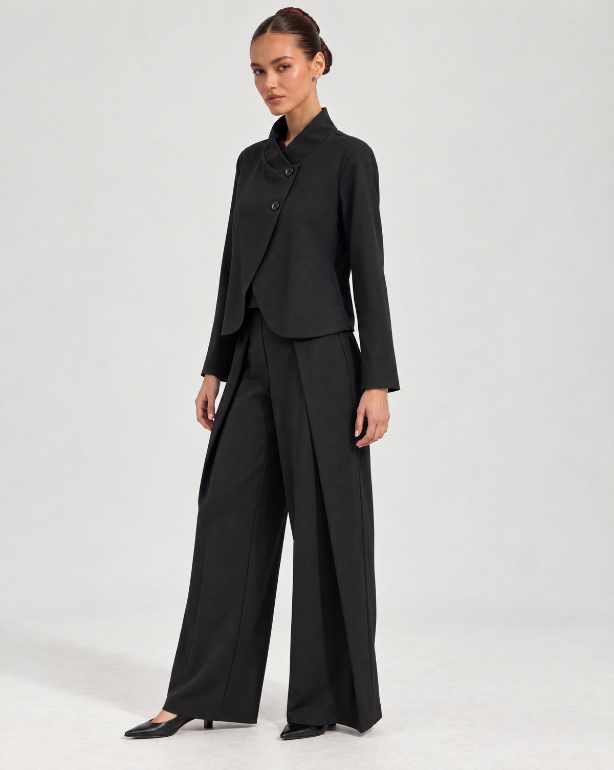 Completo donna con giacca a bottoni e pantaloni Nero indossato da Polly 6 - vista tre quarti