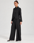 Completo donna con giacca a bottoni e pantaloni Nero indossato da Polly 6 - vista tre quarti