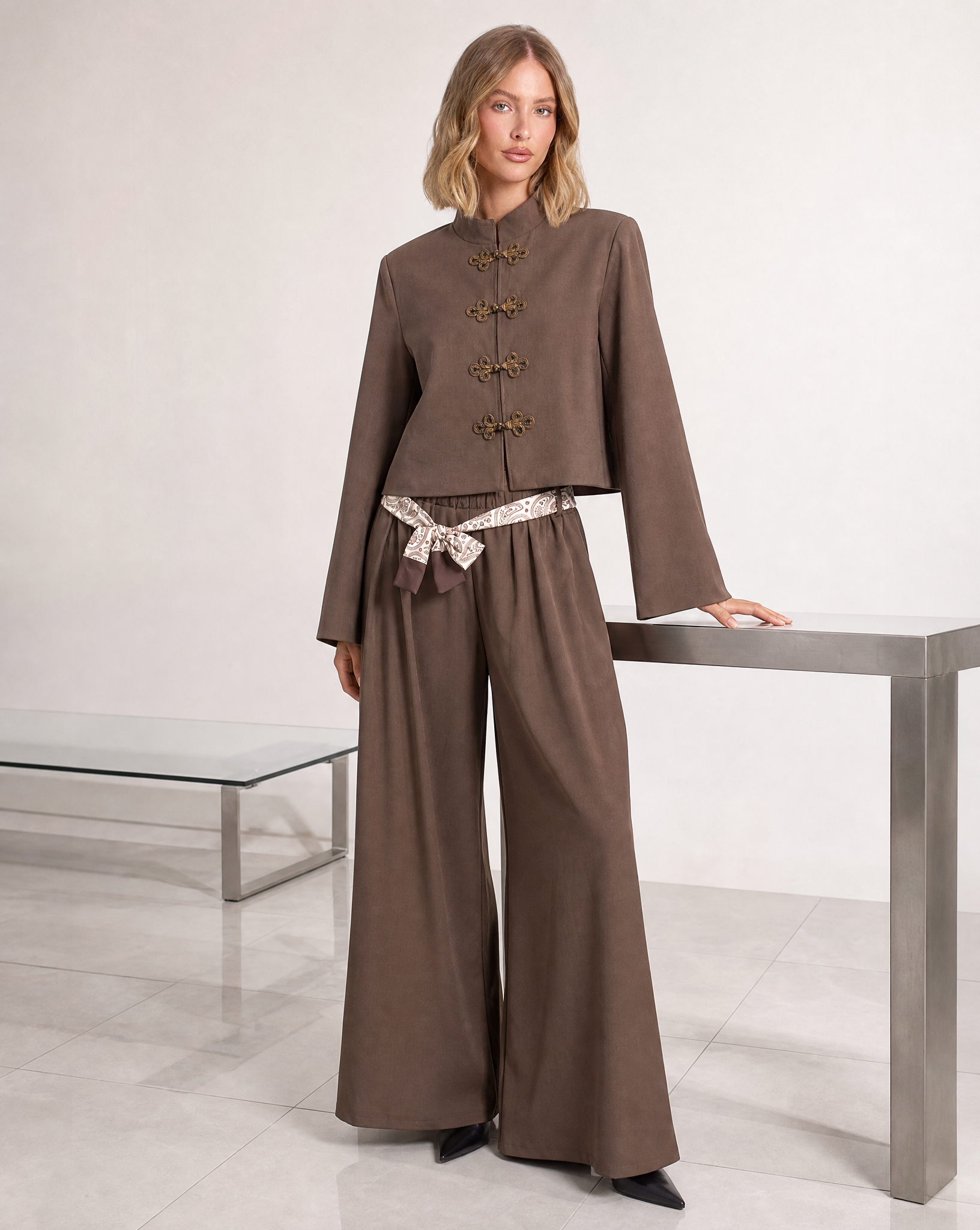 Completo donna marrone con giacca ad alamari e pantaloni palazzo, Polly 5 frontale