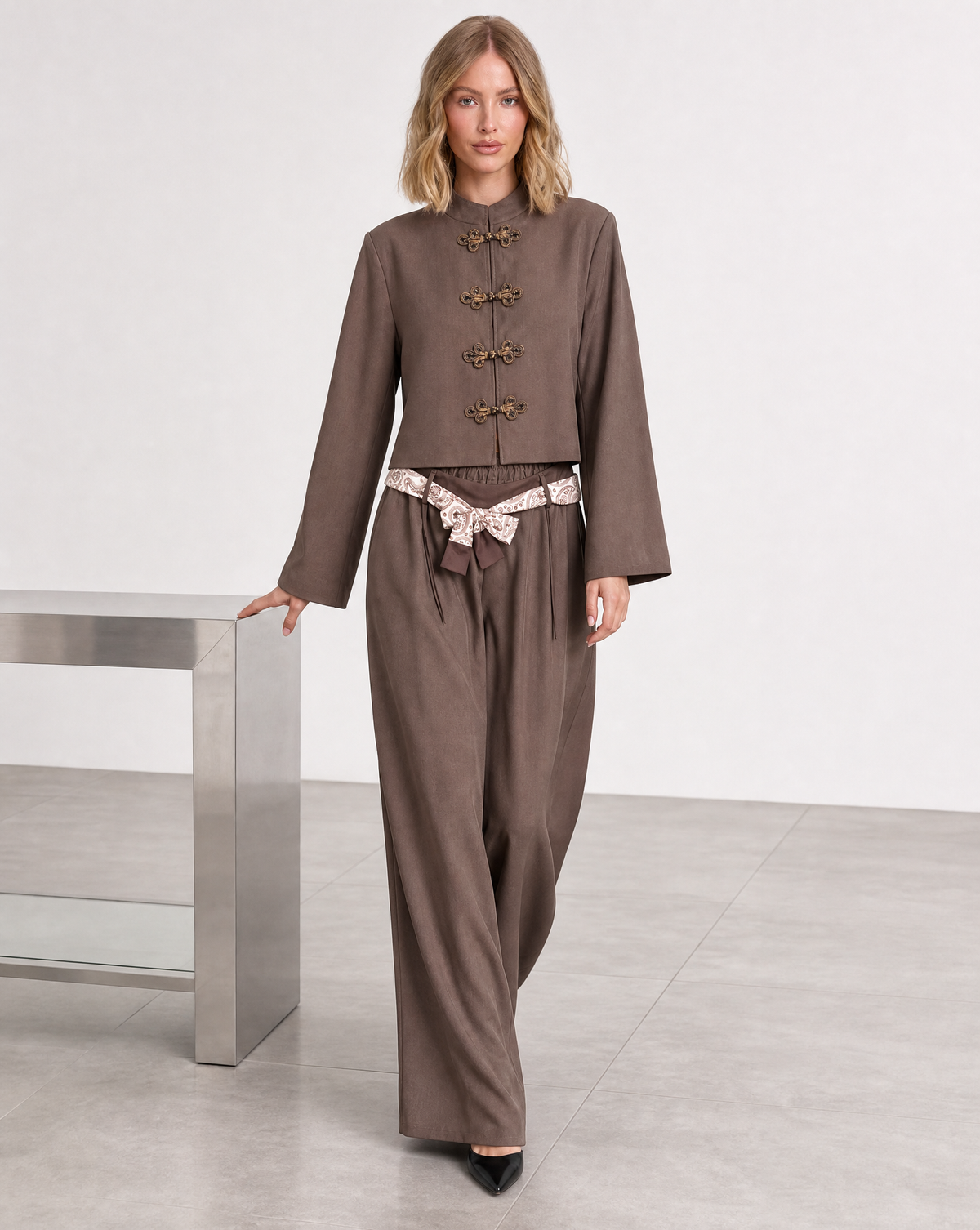 Completo donna marrone con giacca ad alamari e pantaloni palazzo, Polly 5 in movimento