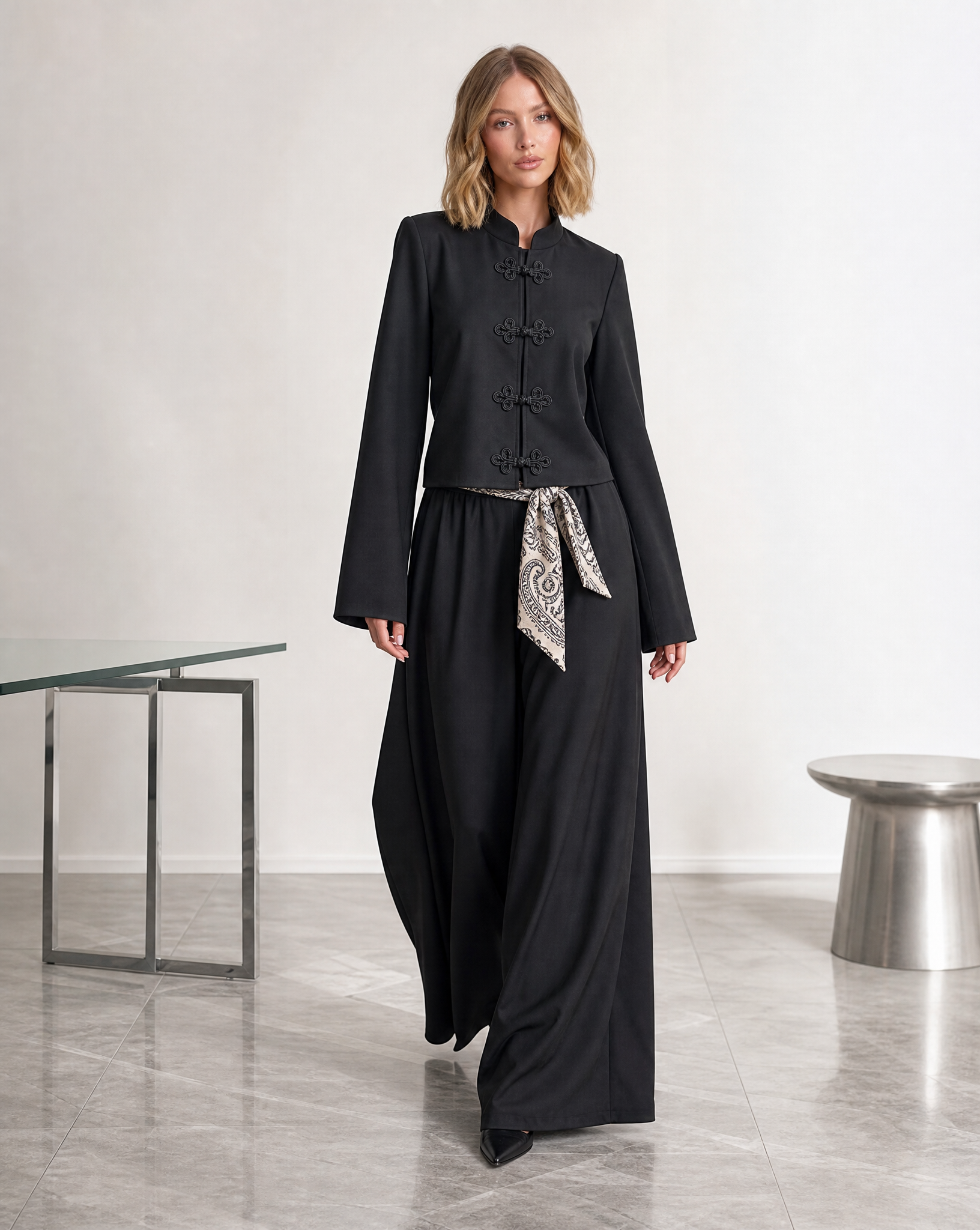 Completo donna nero con giacca ad alamari e pantaloni palazzo, Polly 5 in movimento