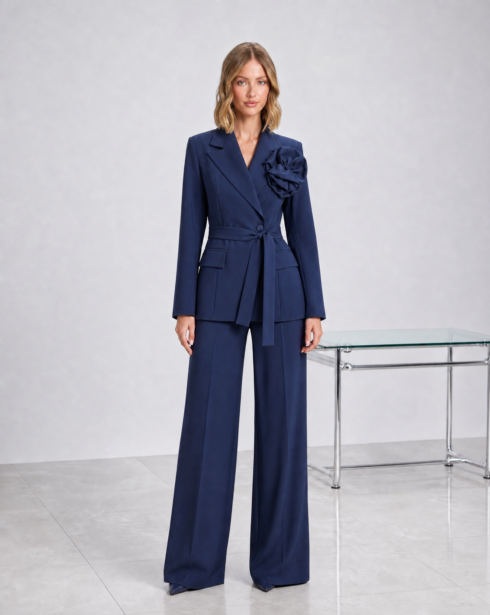 Completo blazer con fiore blu indossato da Polly 5, cintura in vita, vista frontale