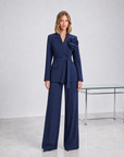 Completo blazer con fiore blu indossato da Polly 5, cintura in vita, vista frontale