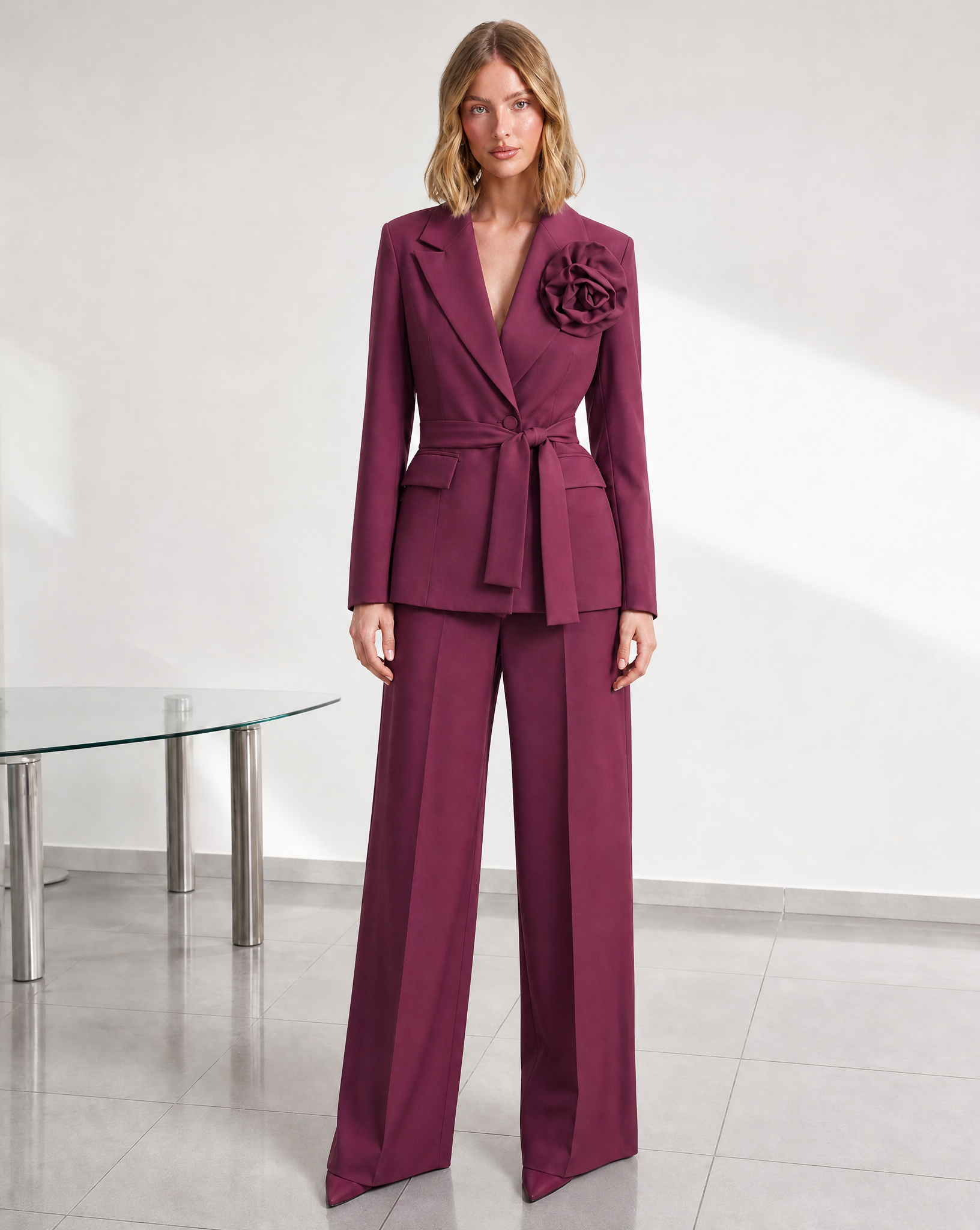 Completo blazer con fiore bordeaux indossato da Polly 5, cintura in vita, vista frontale