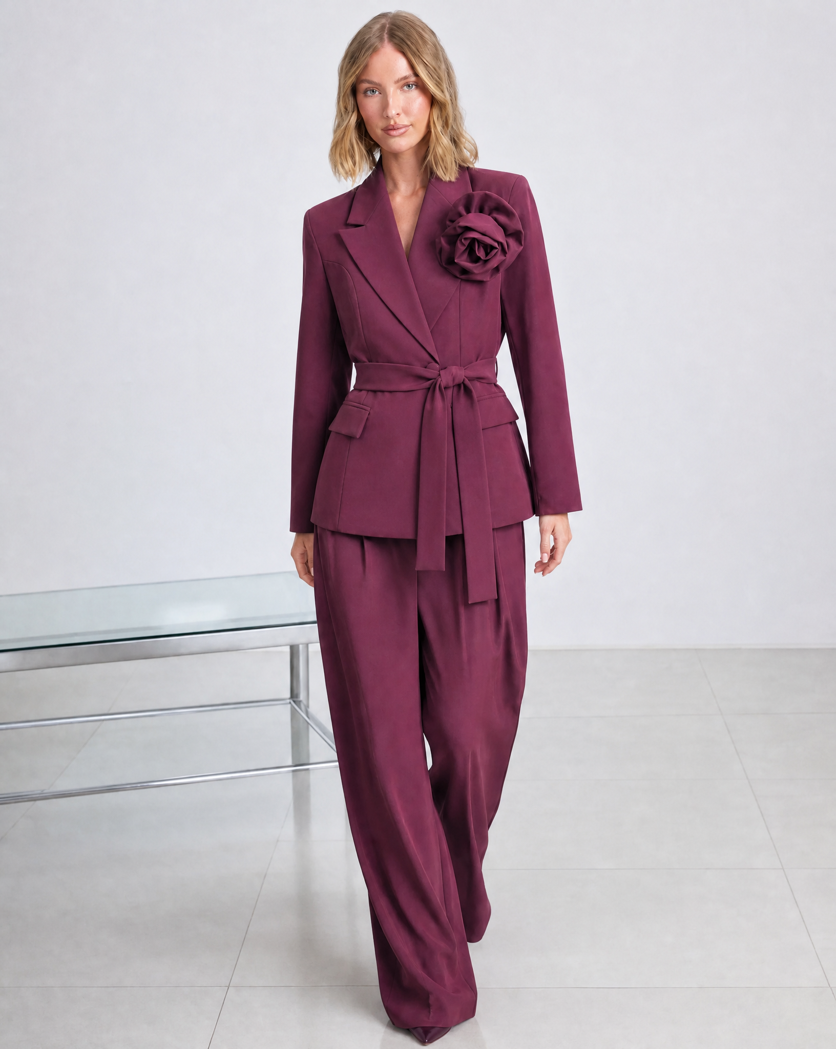 Completo blazer con fiore bordeaux indossato da Polly 5, cintura in vita, vista tre-quarti