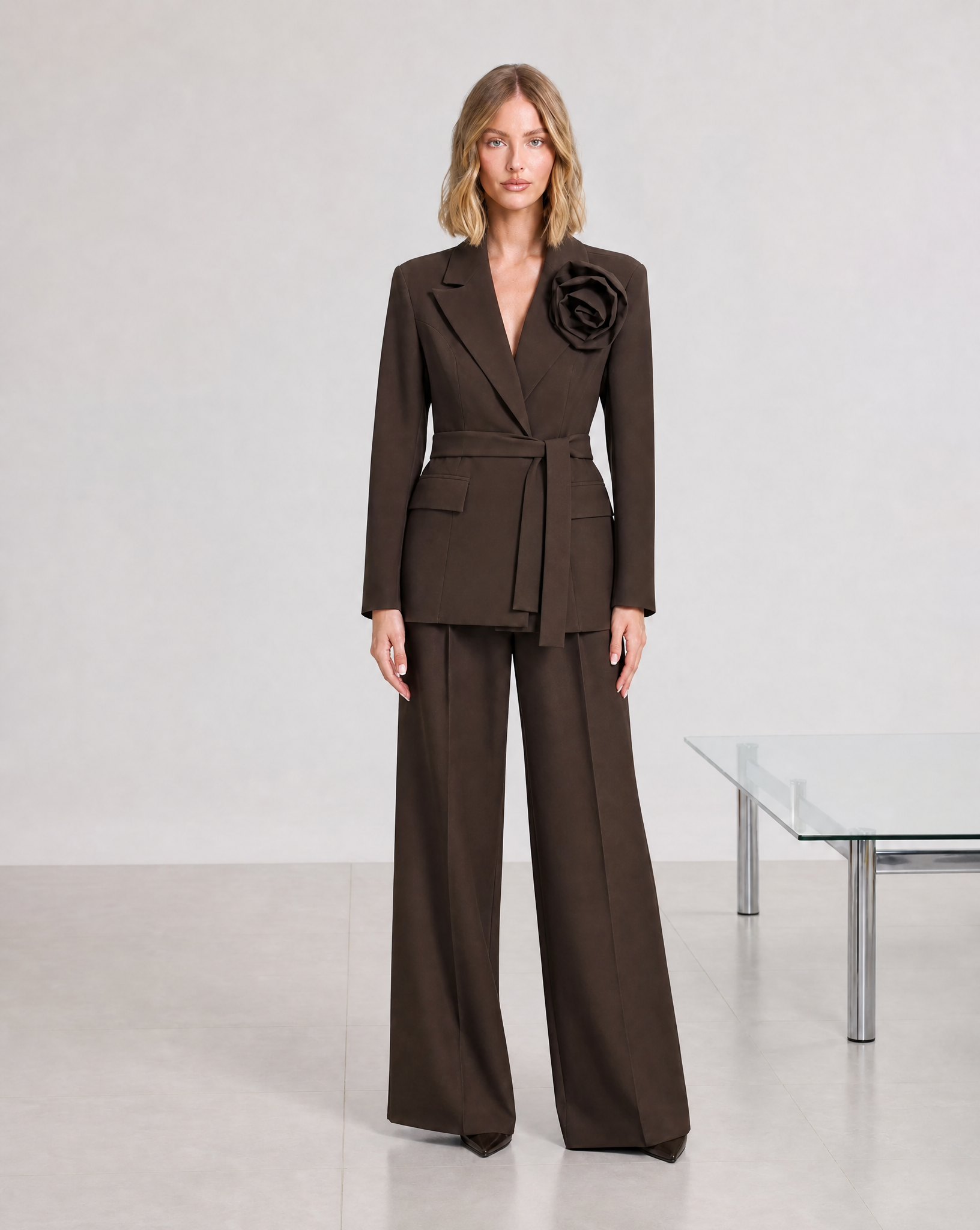 Completo blazer con fiore marrone indossato da Polly 5, cintura in vita, vista frontale
