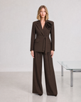 Completo blazer con fiore marrone indossato da Polly 5, cintura in vita, vista frontale