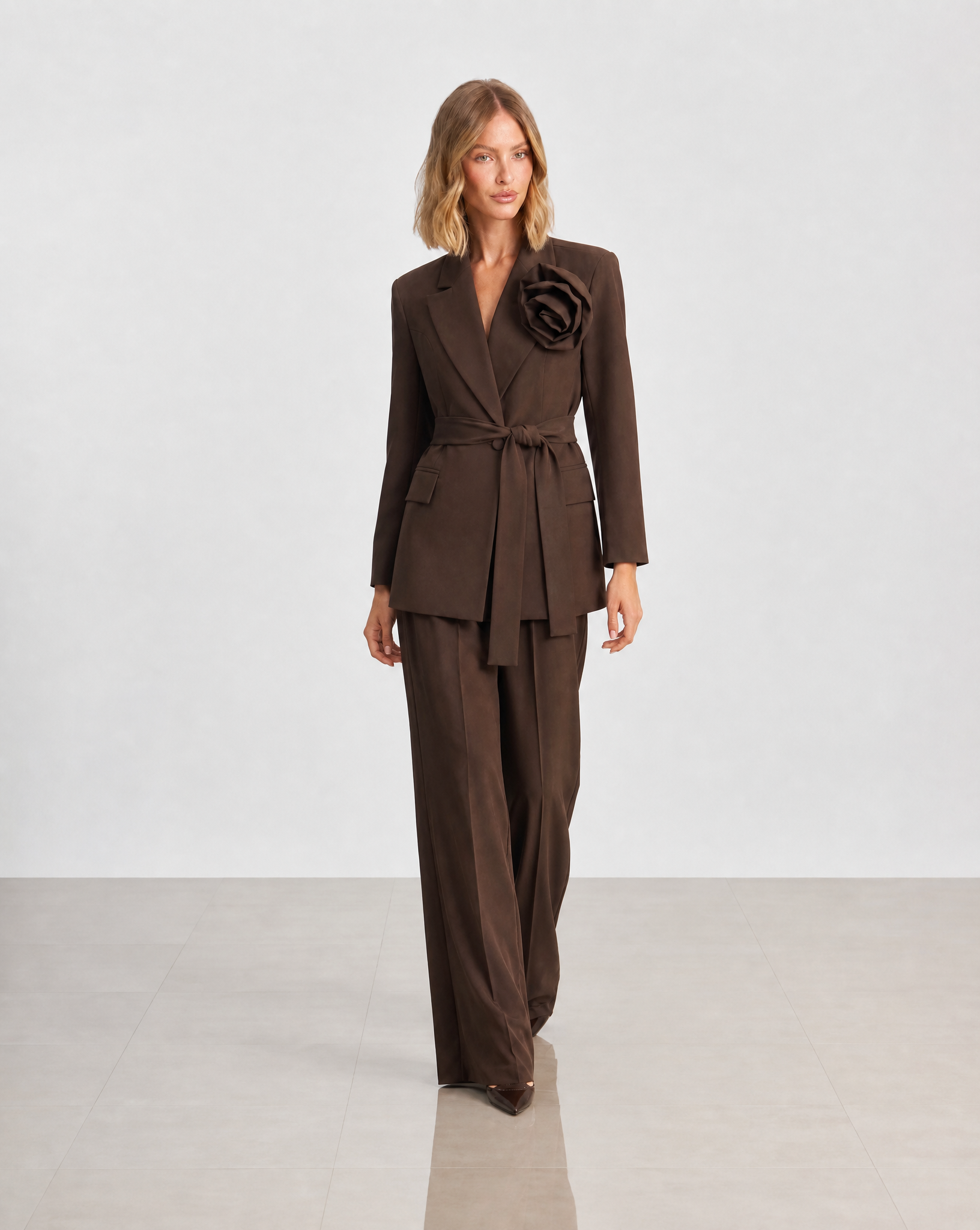Completo blazer con fiore marrone indossato da Polly 5, cintura in vita, vista tre-quarti
