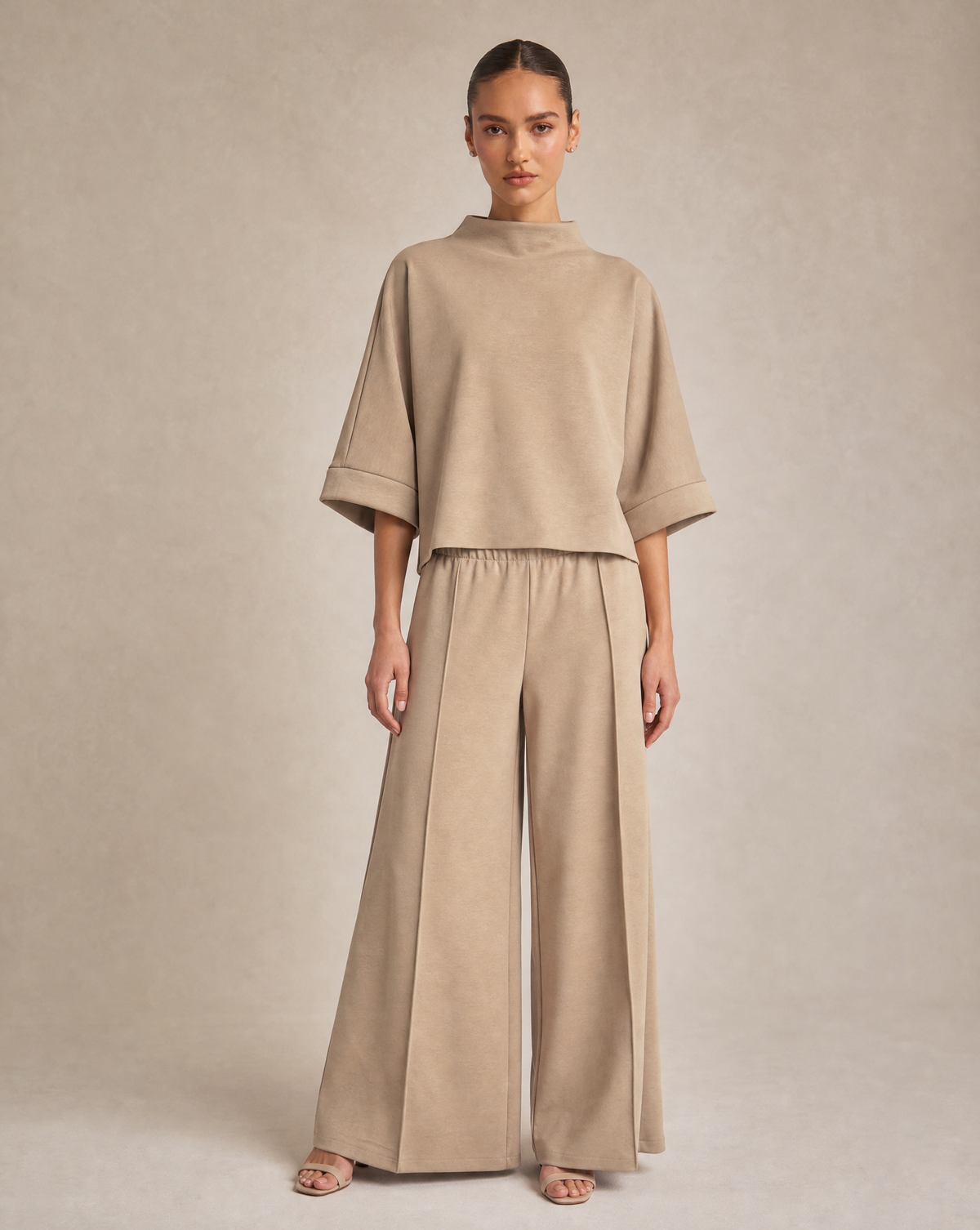 Completo 7256 Taupe indossato da Polly 6, vista frontale