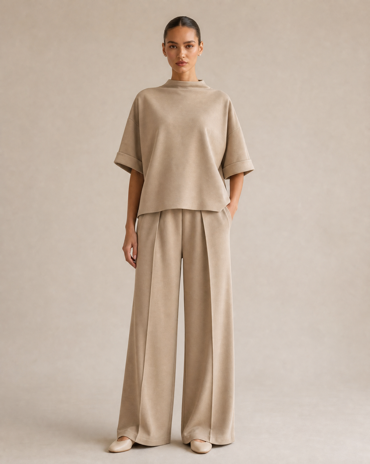 Completo 7256 Taupe indossato da Polly 6, vista tre-quarti