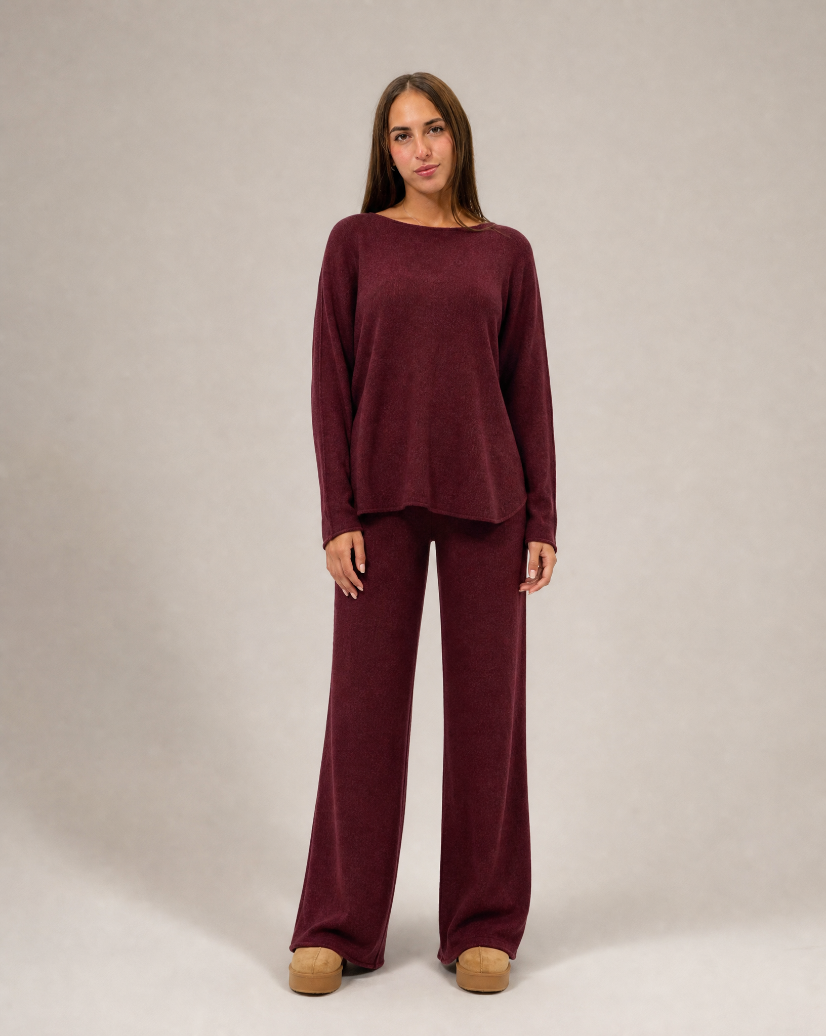 Completo morbido in maglia Bordeaux indossato da Polly 6, vista frontale
