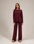 Completo morbido in maglia Bordeaux indossato da Polly 6, vista frontale