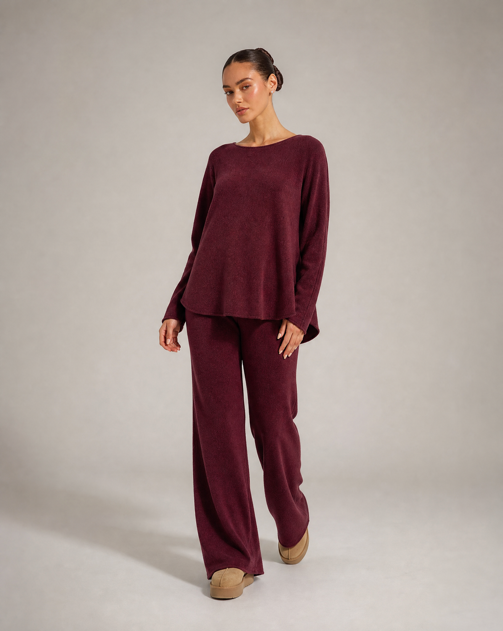 Completo morbido in maglia Bordeaux indossato da Polly 6, vista tre quarti