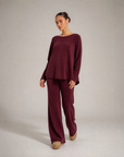 Completo morbido in maglia Bordeaux indossato da Polly 6, vista tre quarti