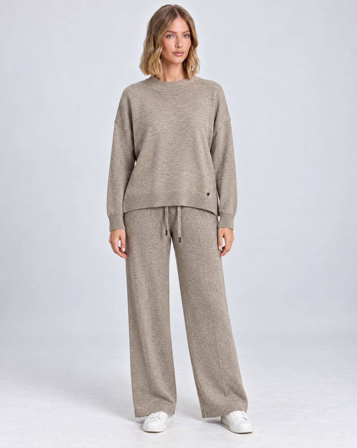 Completo in maglia B12 2311 Beige indossato da Polly 5 - vista frontale