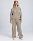 Completo in maglia B12 2311 Beige indossato da Polly 5 - vista frontale