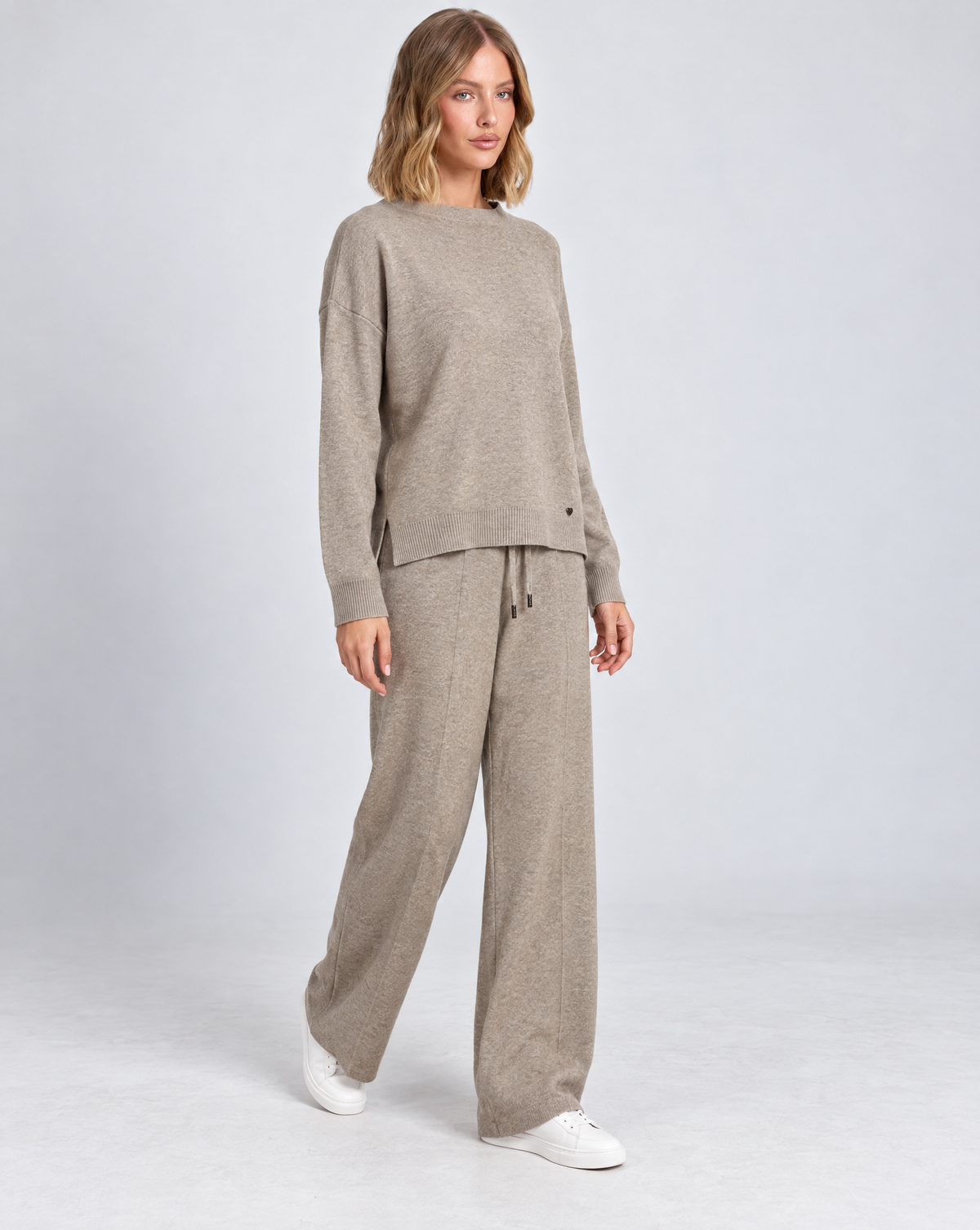 Completo in maglia B12 2311 Beige indossato da Polly 5 - vista a tre quarti