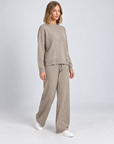 Completo in maglia B12 2311 Beige indossato da Polly 5 - vista a tre quarti